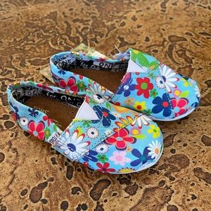 Adorable! Toms Tiny Classics Shoes Size 5 NWT